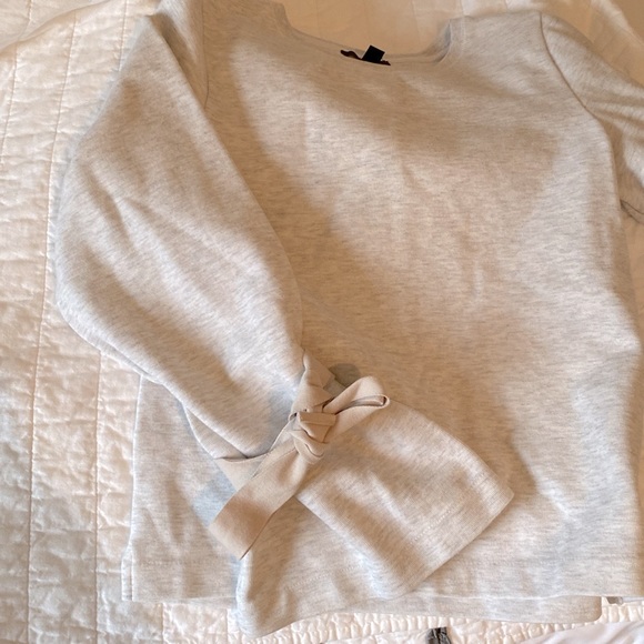 J CREW Womens Grey Pullover Top with Grey Ties on Bell Sleeves size XS - Picture 8 of 10